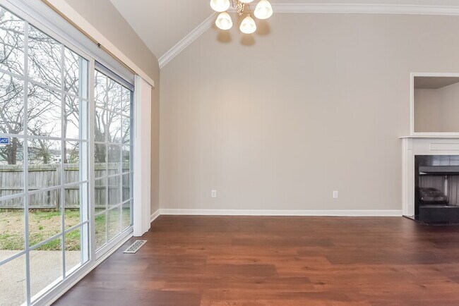 Photo - 1046 Golf View Way