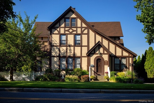 Building Photo - 576 Scranton Ave Unit 576-4