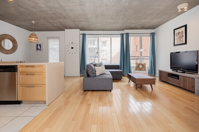 Building Photo - 326 Rue De la Gauchetière O