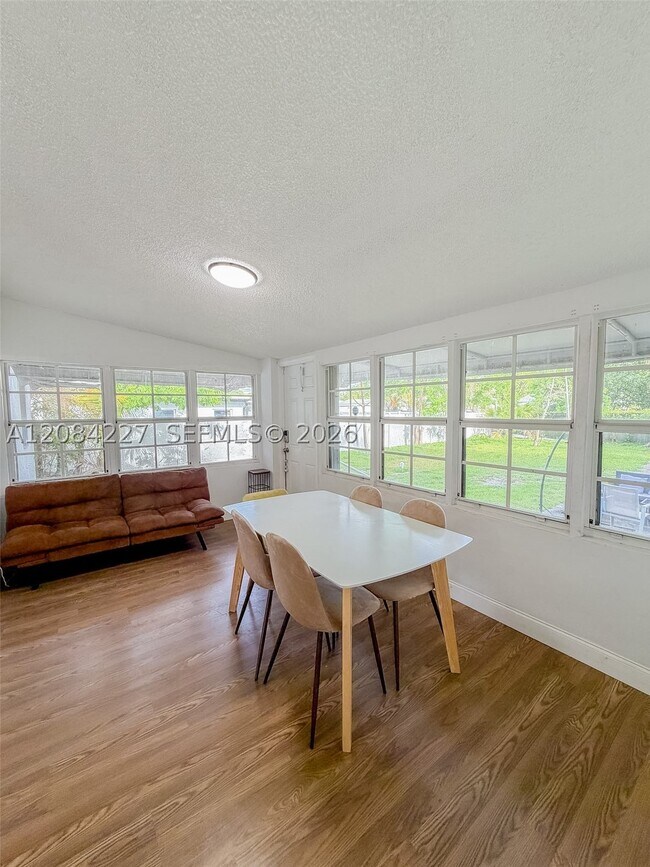 Photo - 2740 Dewey St