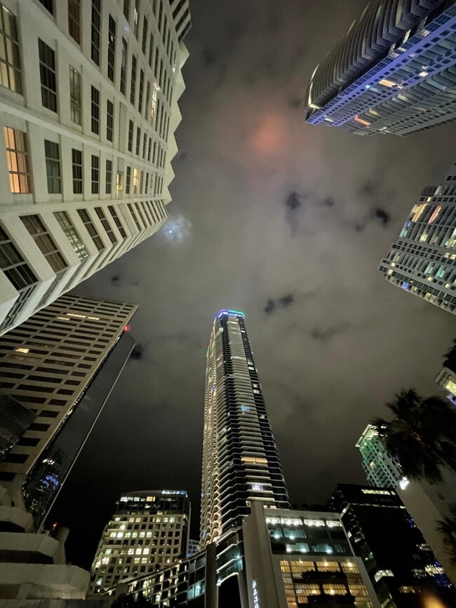 Building Photo - 905 Brickell Bay Dr Unit 1423