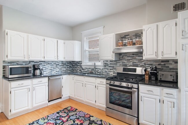 Photo - 1052 N Leavitt St Unit 2