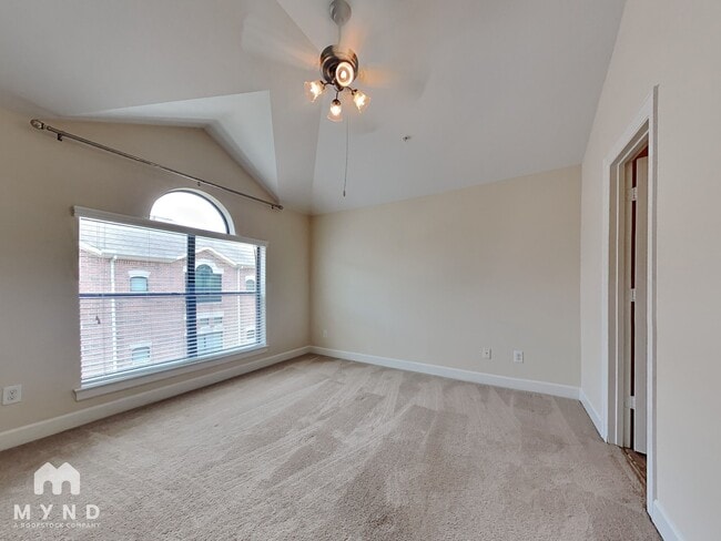 Photo - 648 Westcross St