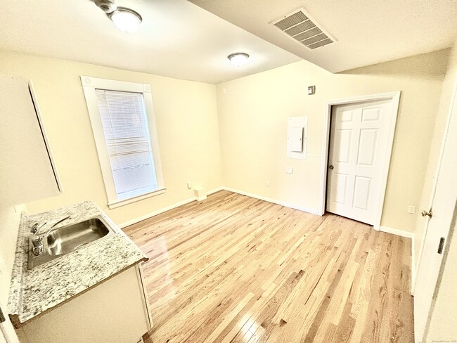 Photo - 135 W Main St Apartamento Unidad 2H