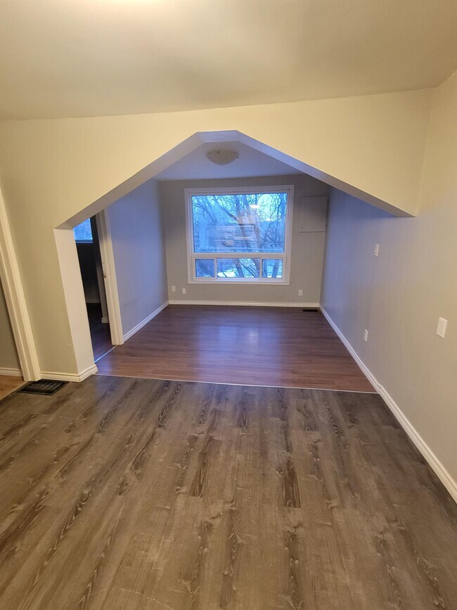 Building Photo - 242 Leslie St