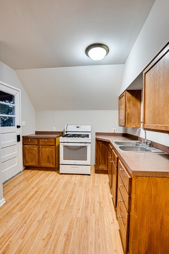 Photo - 735 Sexton St