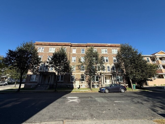 Building Photo - 1 Hitchcock Rd Unit 3