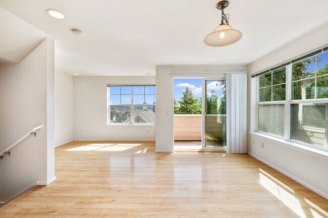Photo - 410 W Barrett St