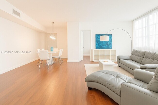 Building Photo - 905 Brickell Bay Dr Unit 1022