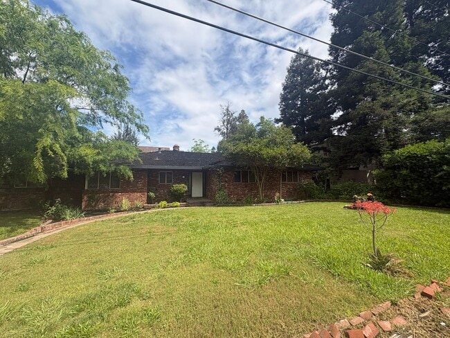 Building Photo - IMMEDIATE MOVE IN! Charming Vintage Sacramento 3 Bed / 1.5 Bath Home with Large Private Yard