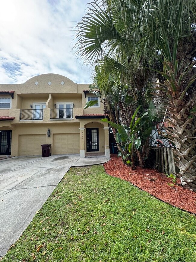 Building Photo - Townhouse Located Downtown!