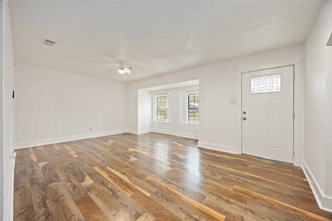 Photo - 6043 Lyndhurst Dr