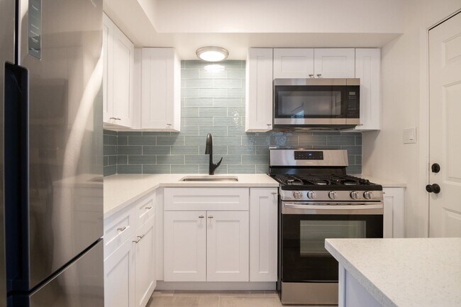 Building Photo - 806 E 13th St Unit Grey Rock #105 - 2x1