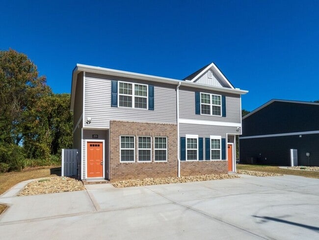 Photo - 304 Bogle St