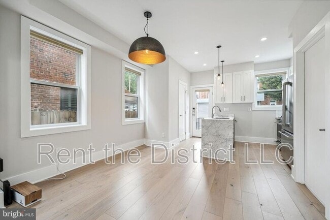 Photo - 608 Roxboro Pl NW