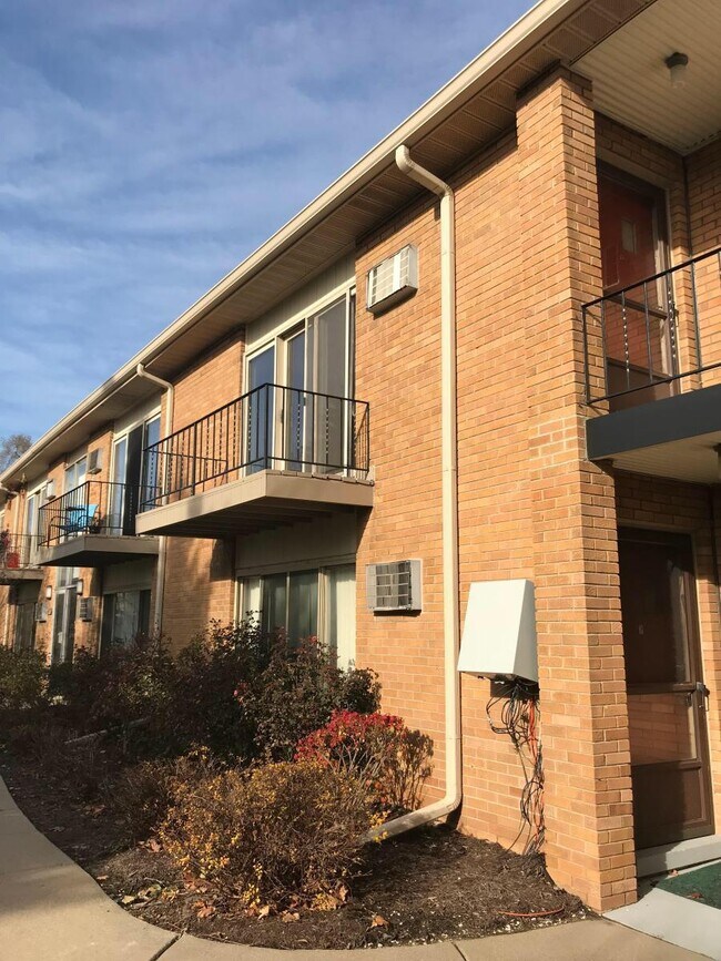 Beautiful Birmingham living at its best... Completely renovated and very spacious 691 Sq ft Upper l