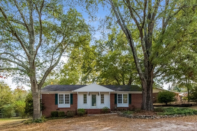 Building Photo - Beautiful 3 Bedroom Home in Sherwood Forest!