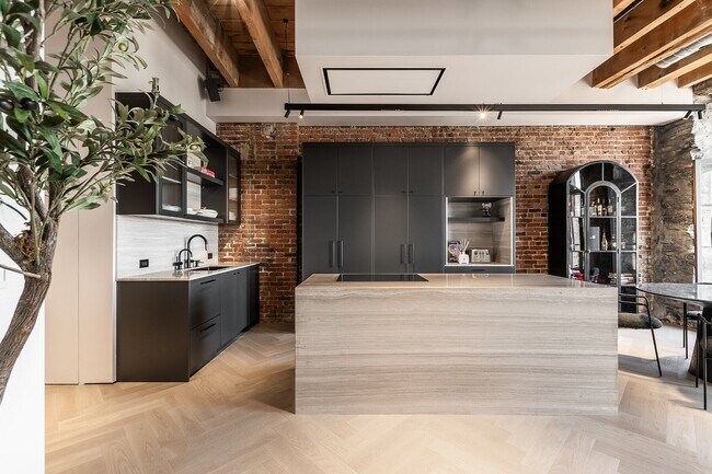 Photo - 215 Boul. Saint-Laurent Unit 23