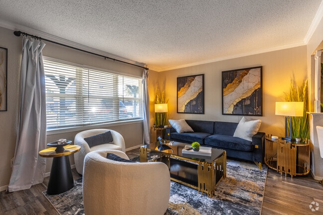 1BR, 1BA - 659SF - Living Room