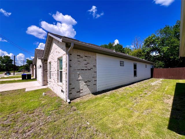 Photo - 807 Sayle St