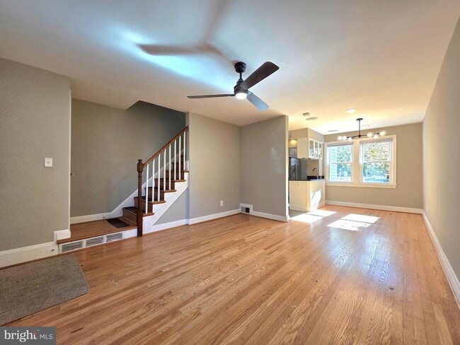 Building Photo - 527 E Nelson Ave