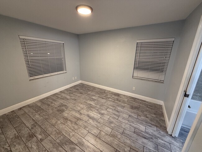 Photo - 4910 W Ingraham St