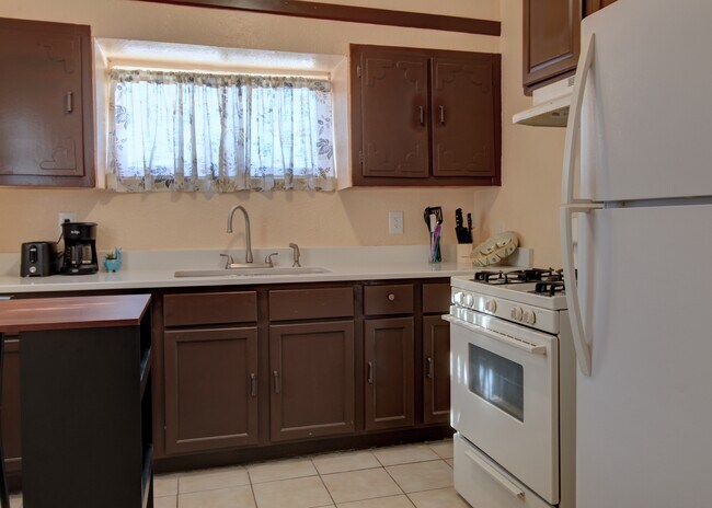 Kitchen - 2525 Idalia Ave Unit B