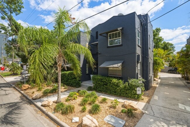 3218 W Santiago St Unit 2