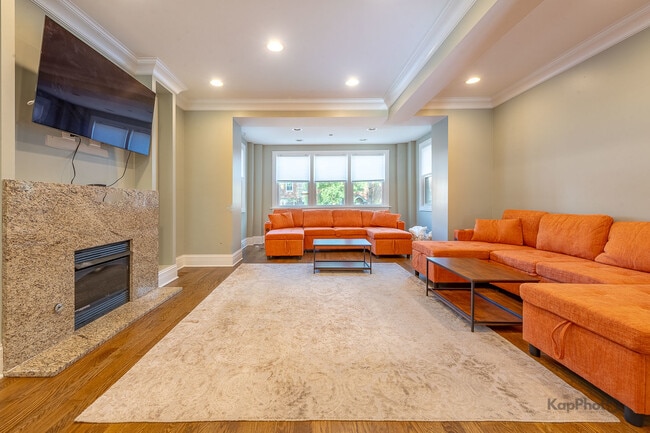 Photo - 3639 N Troy St Unidad 2