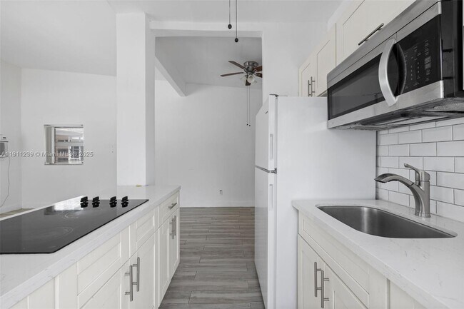 Building Photo - 8135 Crespi Blvd Unit 1