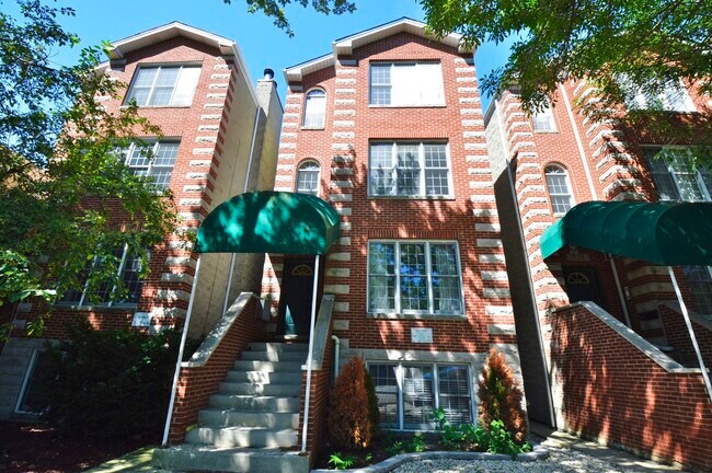 Building Photo - 918 N Paulina St Rental