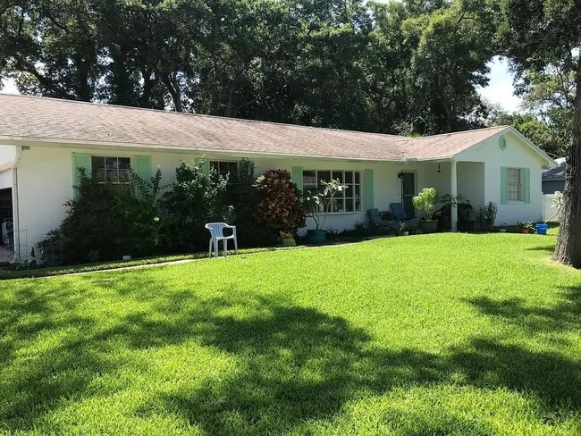 Photo - 700 Lindenwood Cir E