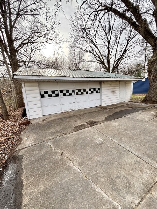 Photo - 2260 E Grand River Ave