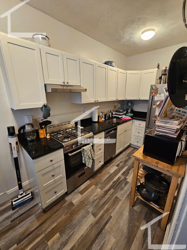 Building Photo - Newly Renovated 1 bed with living room and dining room!