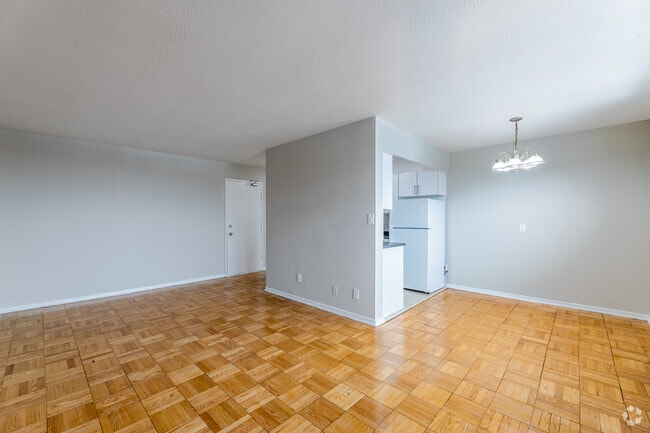 1BR, 1BA - 717 SF - Living Room/Dining Room