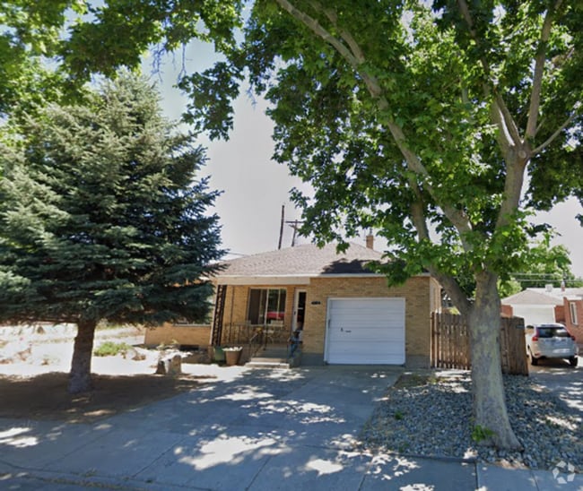 Building Photo - 2 Bed One Bath Centrally Located - Availab... Rental