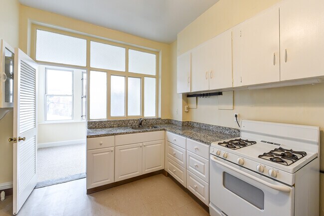 Photo - 1724 Lamont St NW Unidad 1724 Lamont - Mainfloor