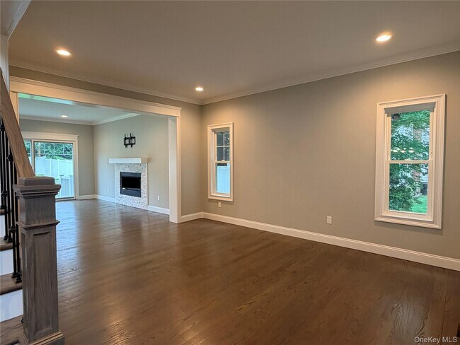 28 Fern Dr E