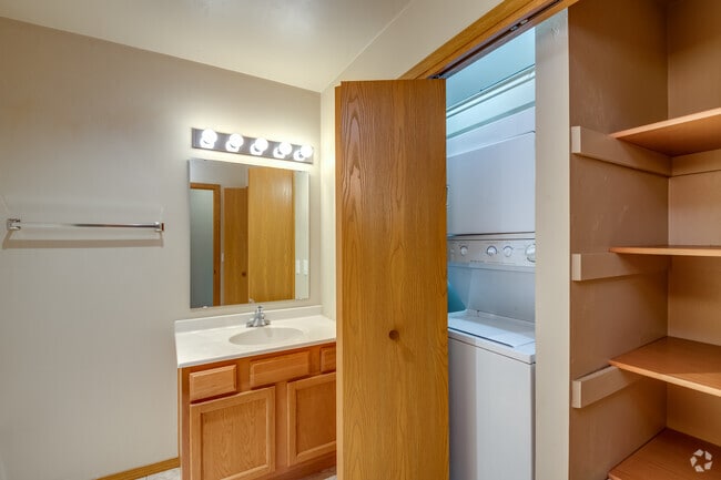 1 BR, 1 BA - 935SF