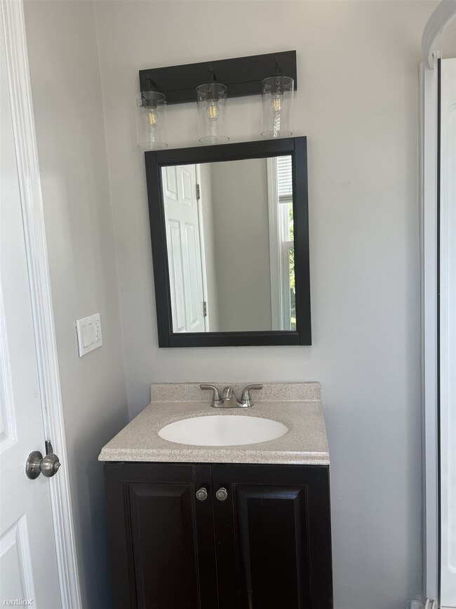 Photo - 2 br, 2 bath Triplex - 35 Edgewood Street ...