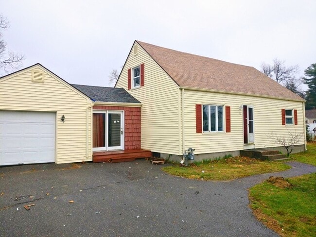 Building Photo - 4-Bedroom Home for Rent Summer 2026