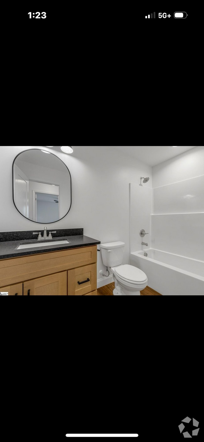 Building Photo - 215 W Simmons St Rental