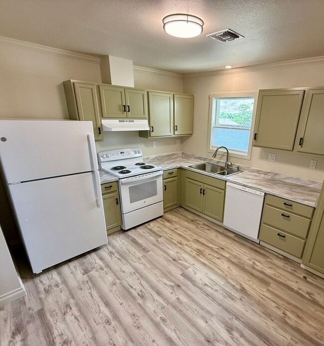 Photo - NEW Remodeled 1 Bedroom with BONUS ROOM! Unit D