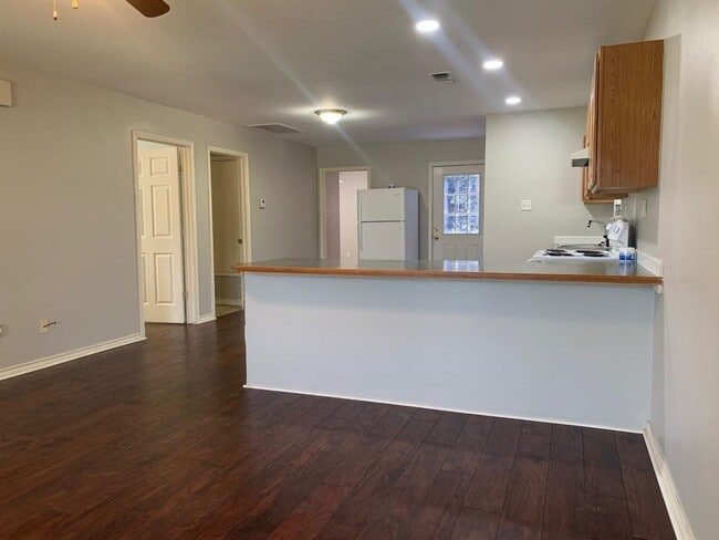 1602 W Elm St