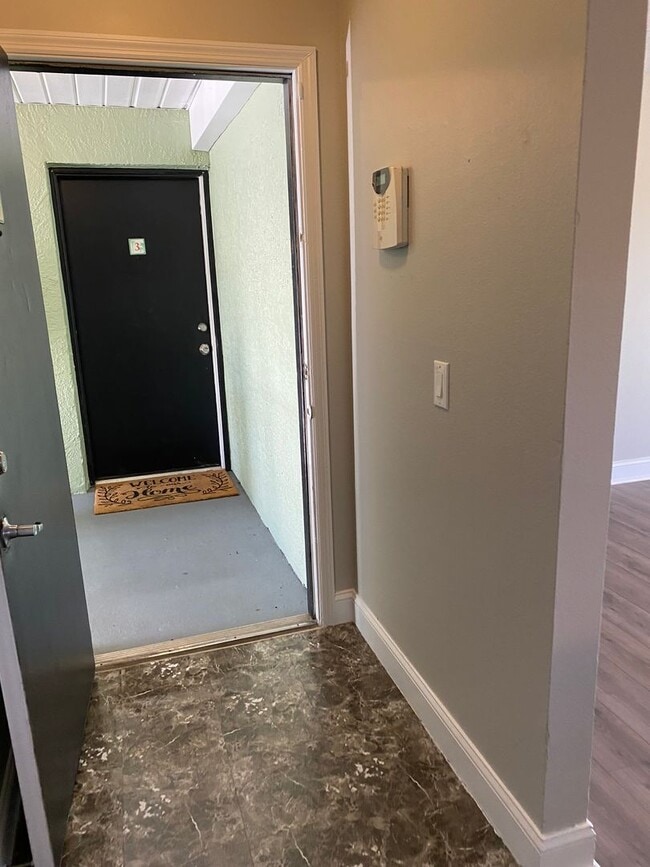 Photo - Great 2/2 condo in Pershing point Lake view with updated Flooring