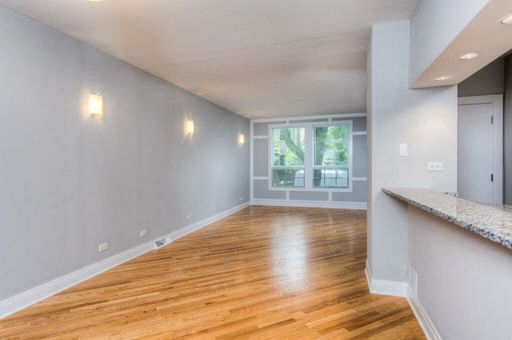 1344 West Barry #1F Living Room Photo - 1344 W. Barry Ave.