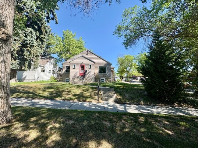 Photo - 2-bedroom, 1-bath upper-level duplex w/onsite shared laundry!