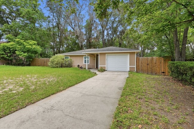 Building Photo - Roomy 3 bedroom 2 bath with great fenced yard