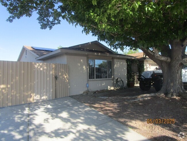 Building Photo - NW 4 BR Home large yard/outdoor space