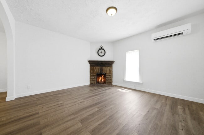 Photo - 1040 Pomona St